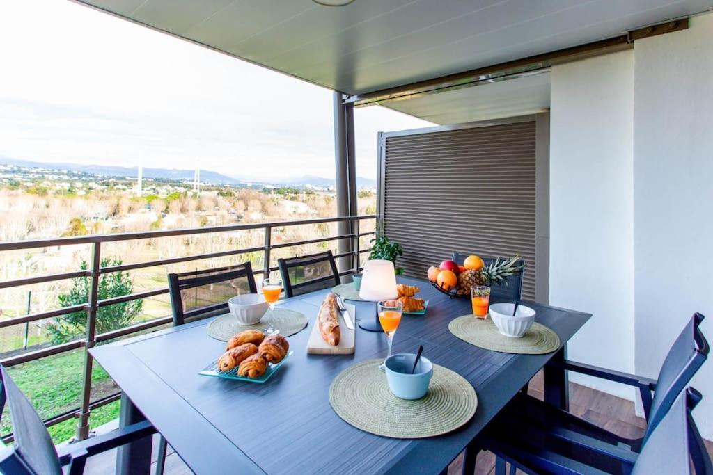A7- 2 Bdr Sea & Mountain View - Ac, Parking, Pool & Terrace Lejlighed Antibes Eksteriør billede